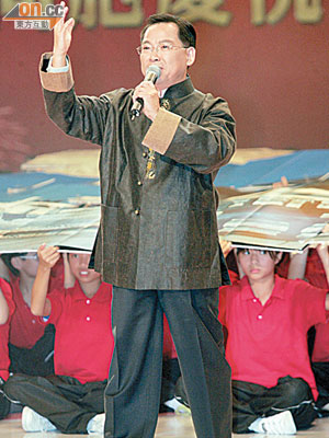 張明敏七九年喺工聯會舉辦嘅全港工人歌唱比賽奪冠。（資料圖片）