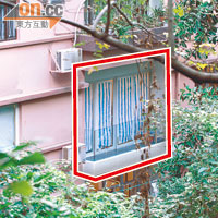 近日，蘇錦樑的住所完成工程，將僭建密封露台改為玻璃露台（紅框示），仍被質疑違規。