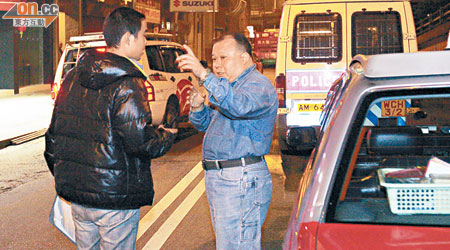 的士司機（右）事後向警員講述事件經過。