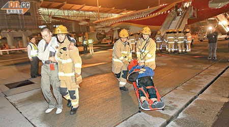 災難演習模擬飛機引擎故障失控撞向客運廊，救護員即場為傷者進行包紮及用擔架運送，並設臨時停屍間。