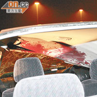 肇事私家車車頂留有大攤血漬。