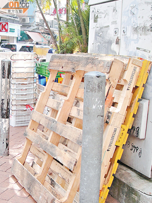 仁芳街被佔用堆放大量卡板雜物，食環署卻指查無所獲。
