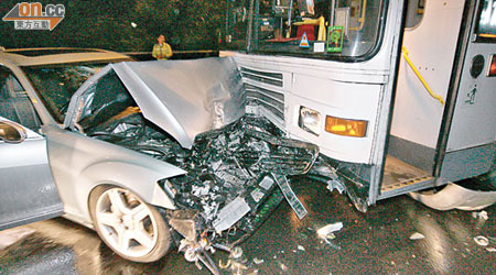 房車與巴士迎頭相撞，車頭嚴重損毀。 （蔡楚華攝）