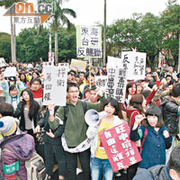 多個團體代表、學者及上千名學生要求台灣公平會駁回壹傳媒交易案。（資料圖片）
