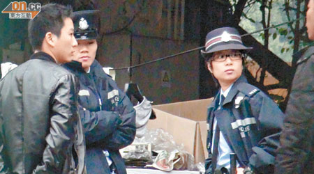 遭匪徒綁劫的少東（左）協助警員調查。（林明強攝）