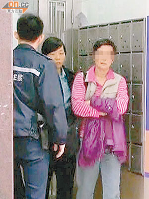 警員將涉案老婦拘捕帶署。（吳欽旺攝）