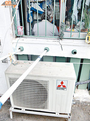 陳婆婆的冷氣機散熱器安裝位置被房署指嚴重超越大廈外牆界線，必須修正。