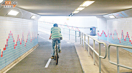 行人及單車隧道被指指示不足，街坊擔心容易造成意外。