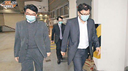 三名上訴人（左起）鄧旭波、蘇嘉瑋及梁盛志沒有回應記者的提問便匆匆上車。