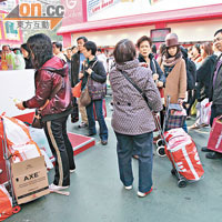 工展會首推行李寄存服務，勢吸引更多遊客瘋狂掃貨。（資料圖片）