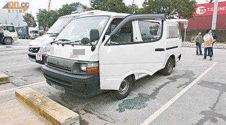 遇劫客貨車停在車位，車門玻璃被打破。（許錦雄攝）