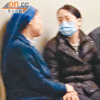 死者母親陳旭萍（右）當時在醫院等候時，憂心忡忡。
