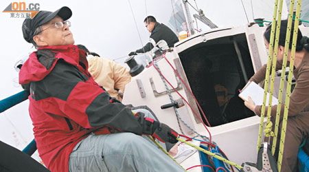 謝鴻興出盡力拉繩控制船帆，消耗不少體力。（胡家豪攝）