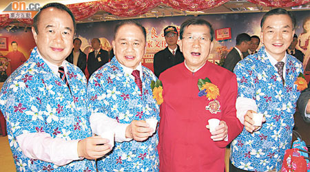 余國春（左二）及余鵬春（左一）兄弟上陣，與邱鏡淳（右二）及台北經濟文化辦事處處長朱曦（右一）瞓身推廣客家文化。（余素月攝）