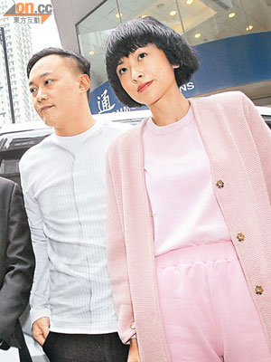陳奕迅（左）與妻子徐濠縈到北角一報業組織投訴有傳媒作不實報道。