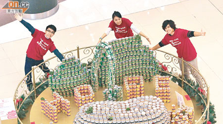 香港知專設計學院團隊利用罐頭創作「希望豆」，藉此宣揚教育較施贈更有助脫貧的訊息。（胡家豪攝）