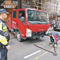 肇事拖車事後拖走檢驗。（蘇仲賢攝）