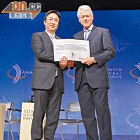 李家傑曾獲美國前總統克林頓頒發慈善獎狀。