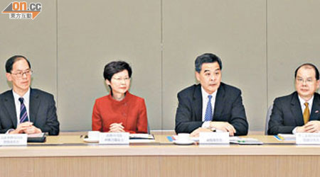 梁振英（右三）在扶貧委員會首次會議前發言。