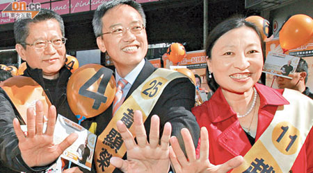 趙麗娟（右）去年曾參選選委會，左為發展局局長陳茂波。（資料圖片）