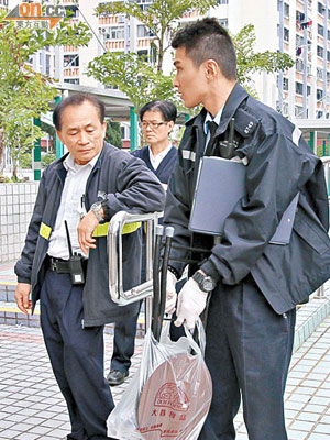 警員由死者住所檢走踏腳所用的圓摺櫈。（李子強攝）