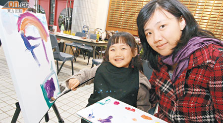 陳太與女兒參與Art Jamming。