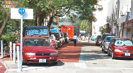 元朗東頭工業區車輛違泊問題嚴重，有車輛公然停泊於行人路上。