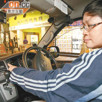 梁先生的豐田HIACE客貨車於福華街黃金電腦商場外停車熄匙後，原廠防盜系統疑受干擾，顯示燈亂閃，腳掣亦鎖死以致無法開車。