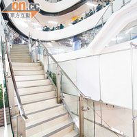 城大<BR>香港城市大學的教學樓（二），大樓採用環狀設計，每層樓梯和圍欄均用上透明玻璃物料。