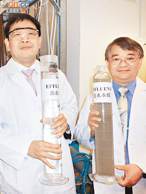科大土木及環境工程學系研究員徐浩光（右）手上器皿內全是污水；陳光浩（左）手上器皿內的水已經過「殺泥技術」處理。