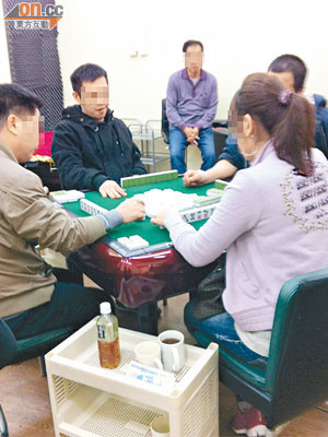 在元朗一間地下竹館內，多枱賭客正在開枱打牌。