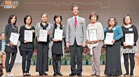 理大七位教師推出「英語先導計劃」，昨獲校方頒發獎項嘉許。