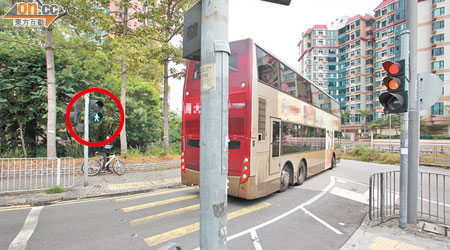 行車線黃燈燈號長開，行人過路處卻為綠燈（紅圈示），車輛駛過時險象環生。