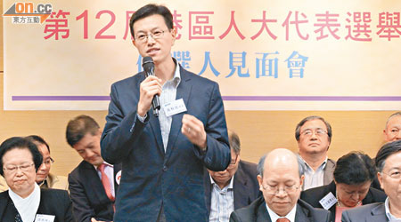 吳秋北指今屆是第十二屆港區人大選舉，着選民記得投票給編號為十二號的他。（郭曉樂攝）
