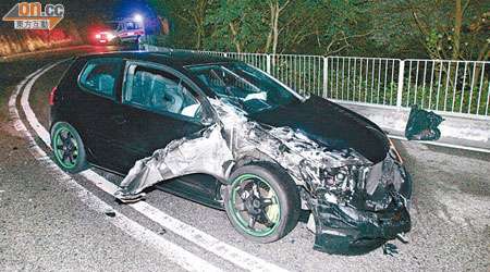 肇事跑車車頭至車身被劏開。（呂浩鋒攝）