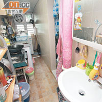 楊先生單位內的廚房廁所為僭建空間，衞生惡劣且經常有曱甴。