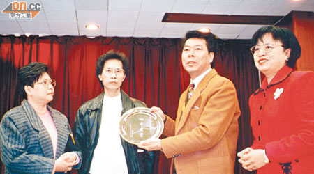 「一哥」趙雲開（右二）當年獲吳姓青年捐贈心臟，事後曾親身向對方父母表達感激之情。