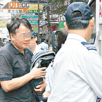 老公助查<br>女童父親協助警員調查。（左錦鴻攝）