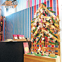 以棄置卡板木再造小吊飾於聖誕期間義賣。（甘偉倫攝）