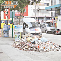 建築廢料堆滿一地，不但破壞環境衞生亦影響行人。