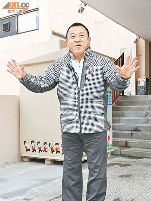 曾志偉昨在九龍仔業主會門外見記者時神情輕鬆。（蔡健輝攝）