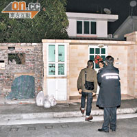 警員到私家車車主位於錦綉花園的住所調查。（葉嘉文攝）