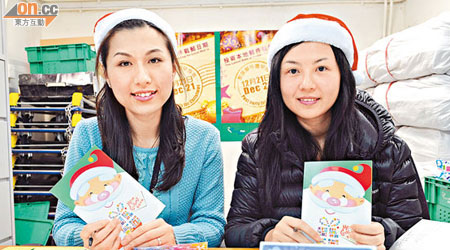 兩位「聖誕美人」黃諾汶（左）和葉雅倩絞盡腦汁，回覆「給聖誕老人的信」。