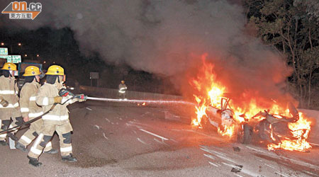 私家車起火焚燒及爆炸，兩名青年被「燒剩棚骨」。（資料圖片）
