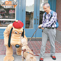 迪士尼部分機動遊戲容許導盲犬與主人同遊。
