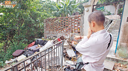 家居門外慘變垃圾崗，當局拖延近一年仍未派員清理，令住戶不勝其擾。