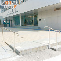 沙田警署<BR>沙田警署雖有無障礙通道（左），但正門卻設梯級，輪椅使用者同樣需聯絡值日官。