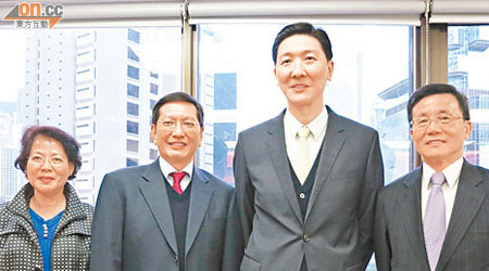 聯盟主席哈永安（右二）、副主席金民豪（左二）、秘書長李殷泰（右一）及成員周轉香將向特首提交大嶼山發展建議。