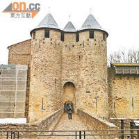 沿途經過Carcassonne古堡，係聯合國審定嘅文化遺產。