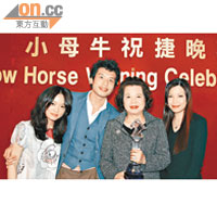 杜泳璇（右一）享受重返校園嘅生活，左起：杜擴業夫婦及媽咪曹麗明。